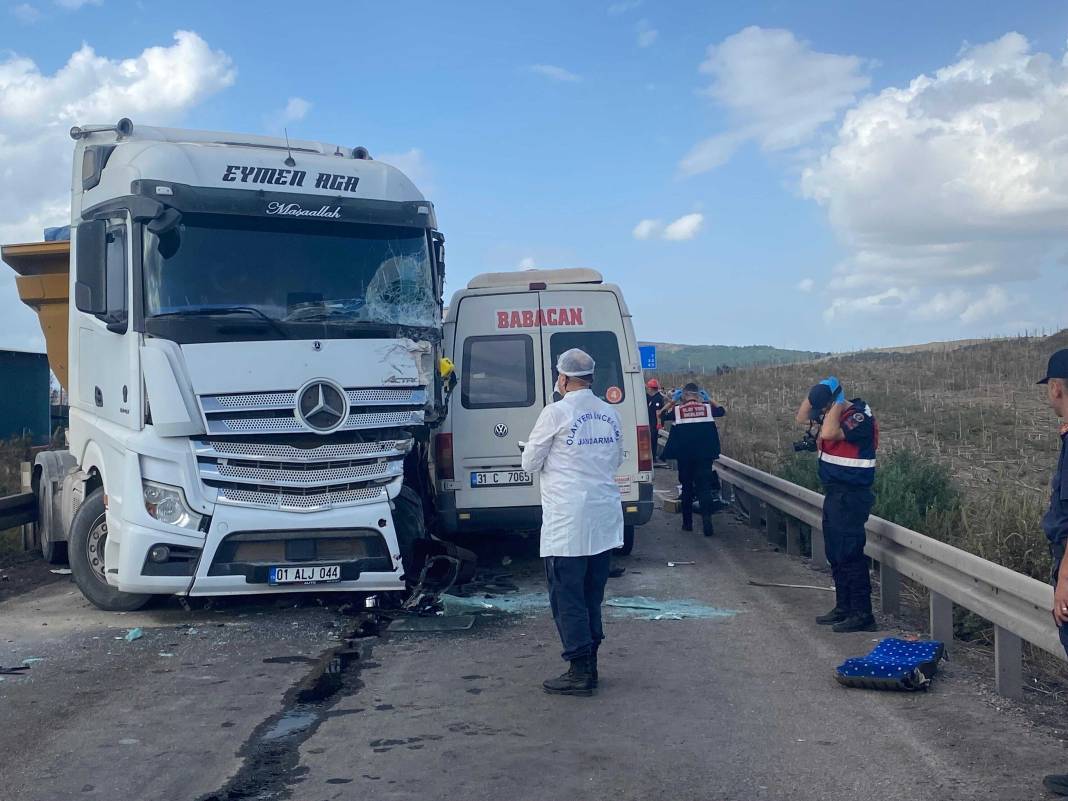 Katliam gibi kaza! TIR ile işçi servisi çarpıştı: 4 ölü 5